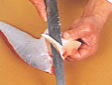 刺身を切るとき、身の高い方を向こう側におき、包丁の刃元から刃先まで使って一切れを切る。