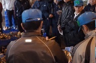 魚を前に真剣な目つきになる買受人